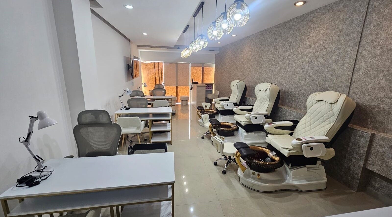 Área de tratamientos en Bonne Vivante San Pedro, San Pedro Garza García, Nuevo León, MX, con sillas de spa cómodas.