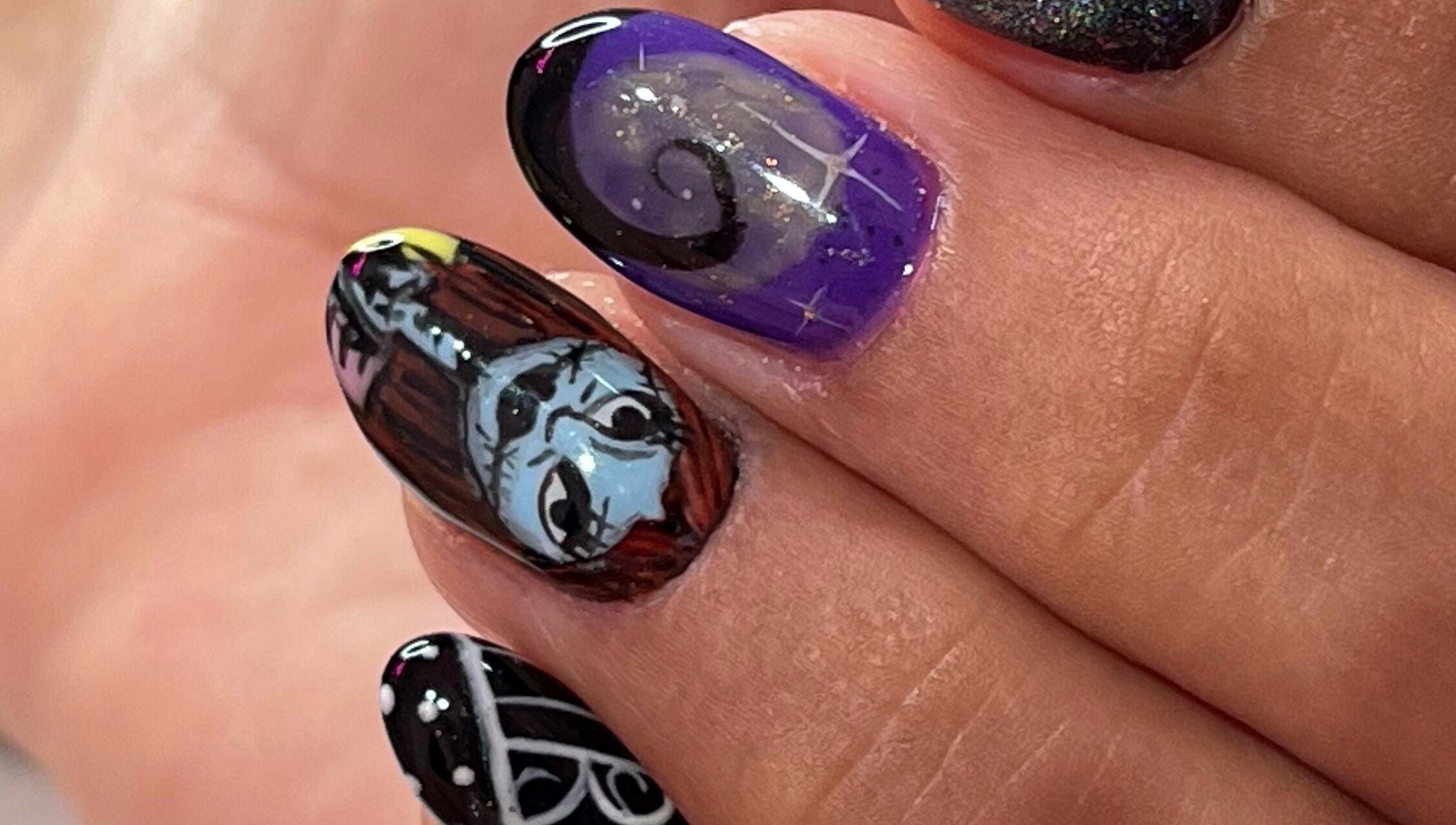 Diseño artístico de uñas en Retouch Nails, Aguada, Aguada, PR, con motivos detallados y colores vibrantes.