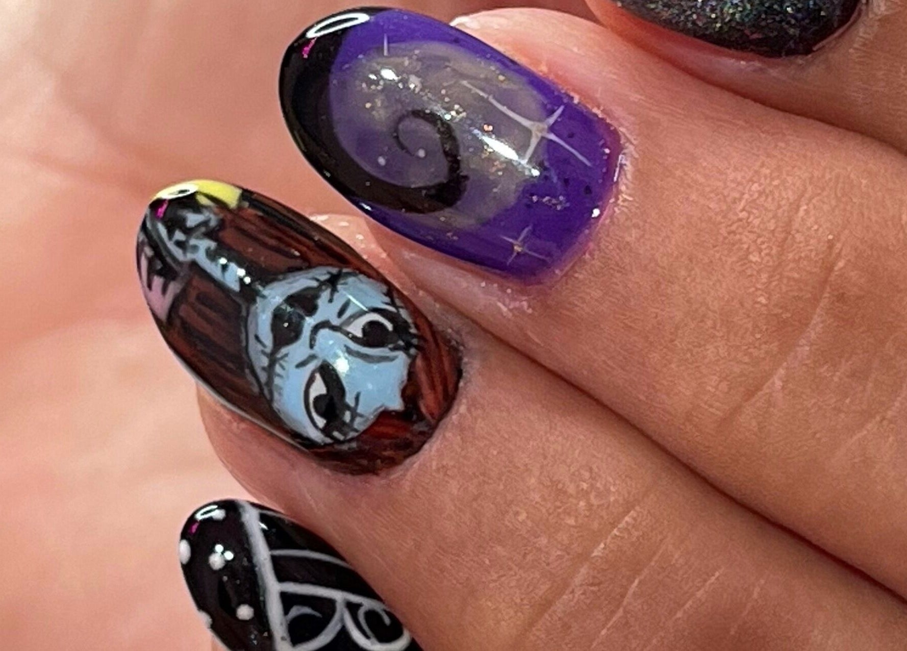 Diseño artístico de uñas en Retouch Nails, Aguada, Aguada, PR, con motivos detallados y colores vibrantes.