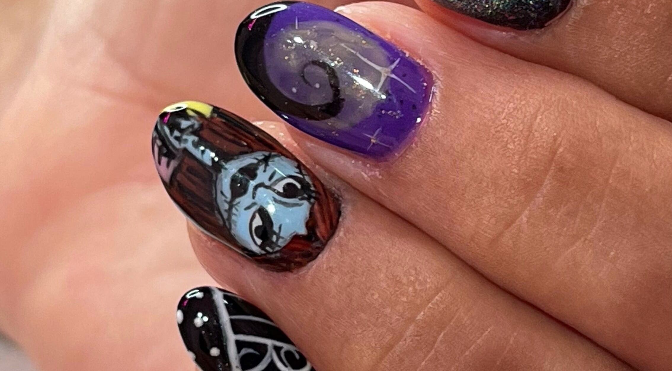 Diseño artístico de uñas en Retouch Nails, Aguada, Aguada, PR, con motivos detallados y colores vibrantes.