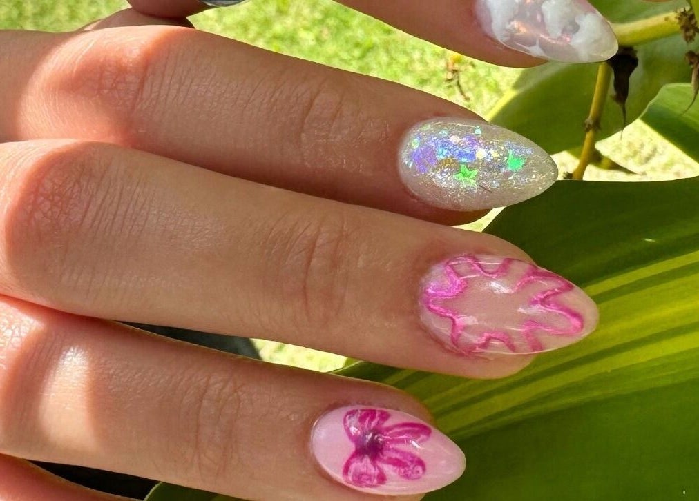 Arte de uñas con diseño brillante en Retouch Nails, Aguada, Aguada, PR. Manicura profesional y moderna.