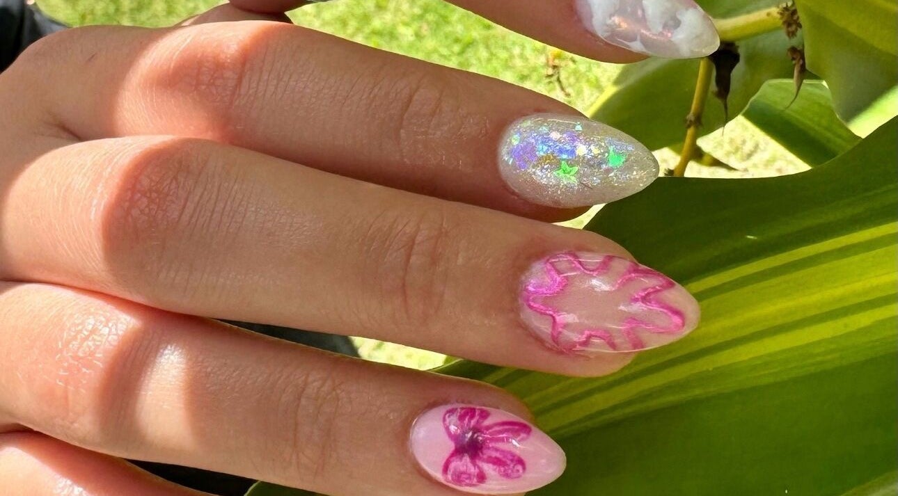 Arte de uñas con diseño brillante en Retouch Nails, Aguada, Aguada, PR. Manicura profesional y moderna.