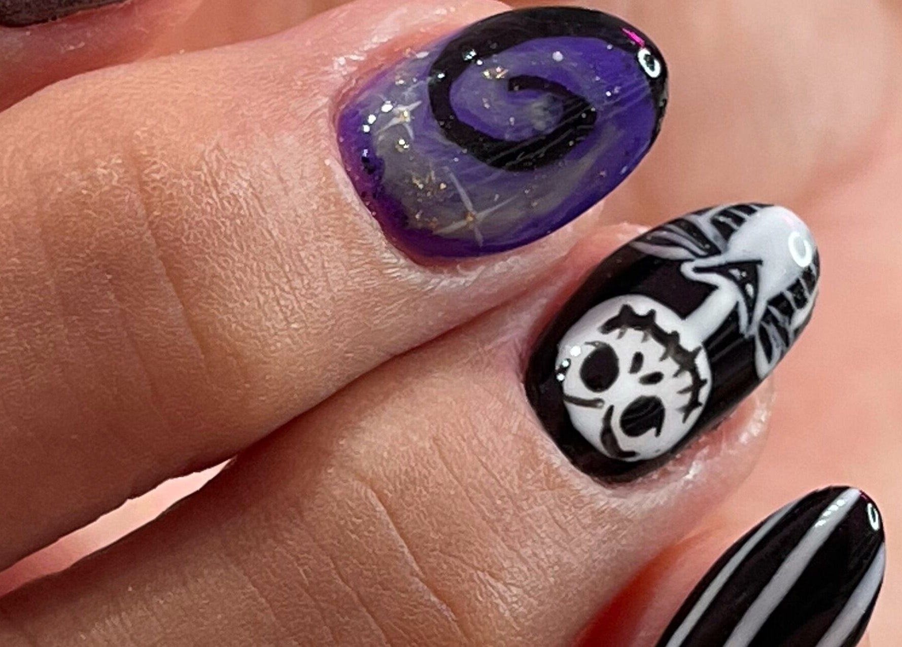 Diseño de uñas detallado y creativo en Retouch Nails, Aguada, Aguada, PR.