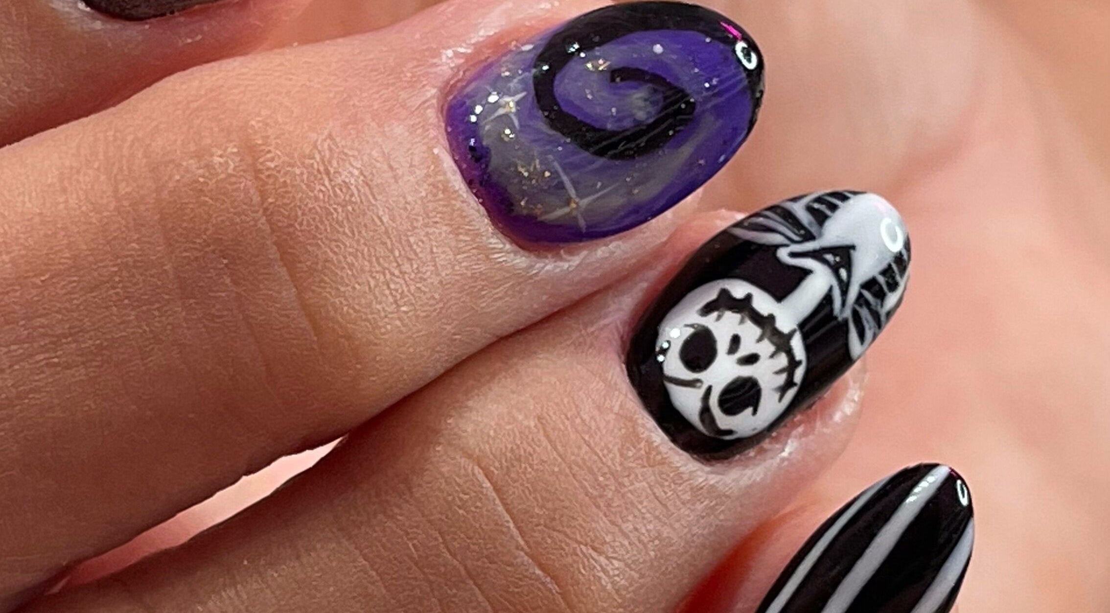 Diseño de uñas detallado y creativo en Retouch Nails, Aguada, Aguada, PR.