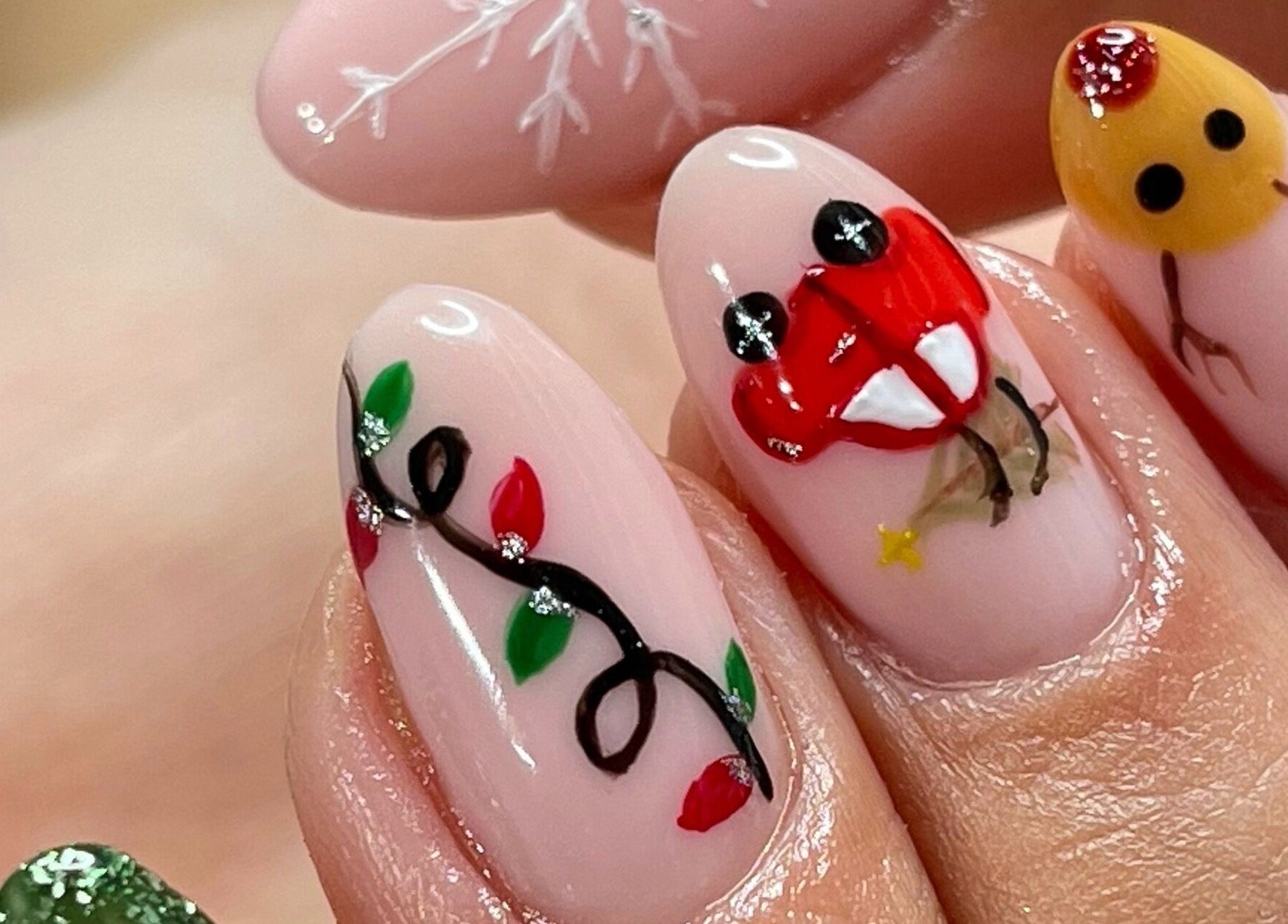 Diseños navideños en uñas en Retouch Nails, Aguada, PR, mostrando creatividad y color.