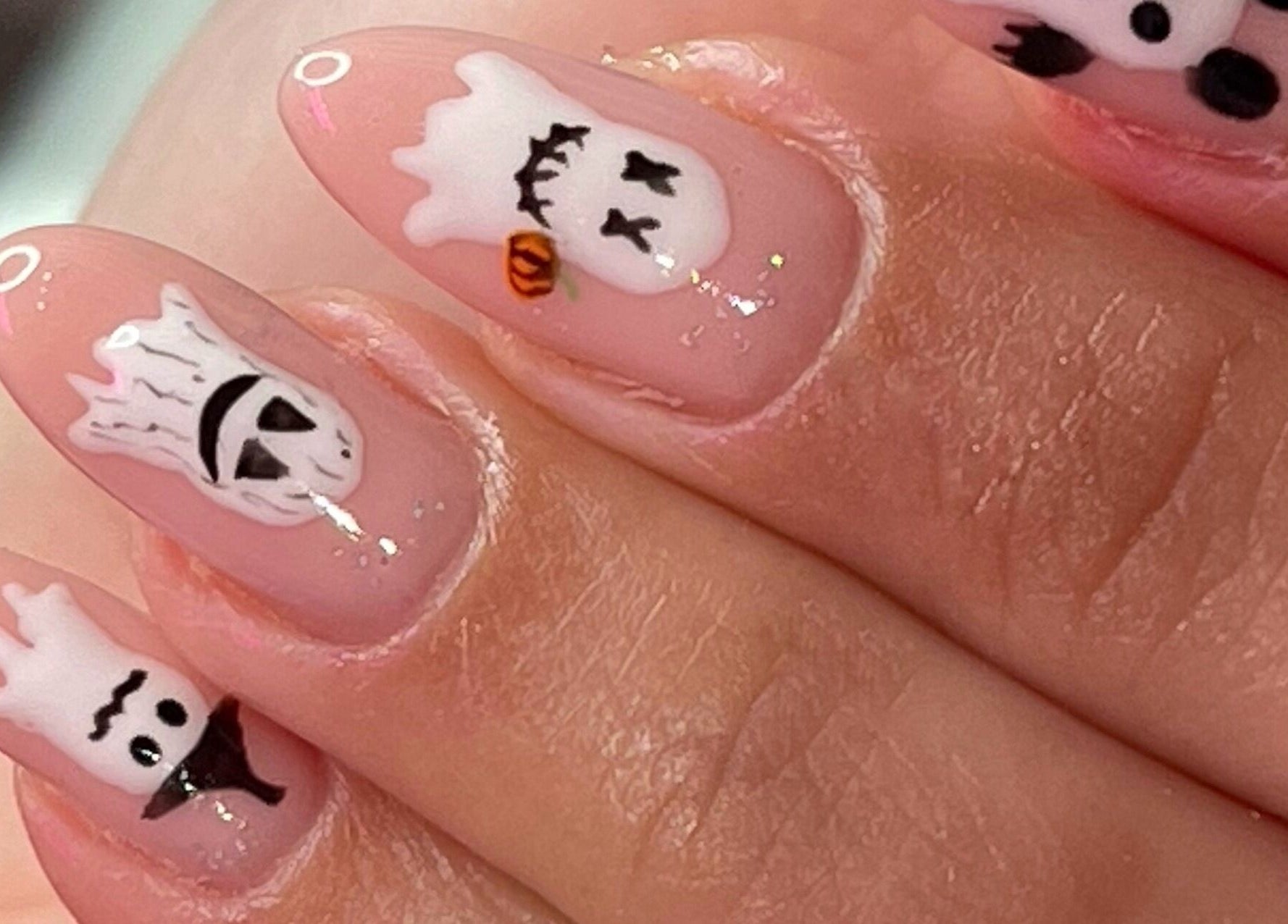 Uñas decoradas con fantasmas en Retouch Nails, Aguada, Aguada, PR.
