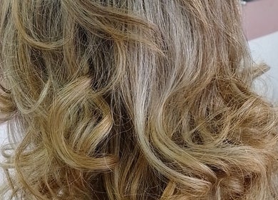 Cabelos loiros cacheados no C Furlan Hair Concept, Sorocaba, São Paulo, BR.