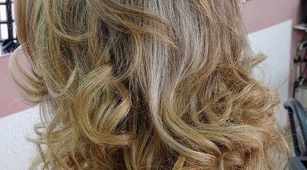 Cabelos loiros cacheados no C Furlan Hair Concept, Sorocaba, São Paulo, BR.