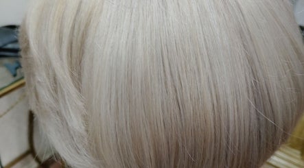 Cabelo loiro platinado elegante no C Furlan Hair Concept, Sorocaba, São Paulo, BR.