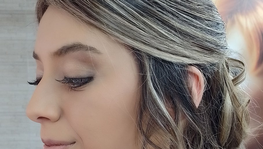 Close-up de penteado elegante em C Furlan Hair Concept, Sorocaba, São Paulo, BR.