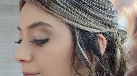 Close-up de penteado elegante em C Furlan Hair Concept, Sorocaba, São Paulo, BR.