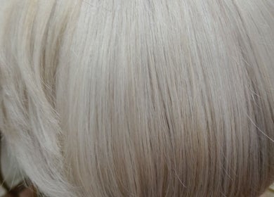 Close-up de cabelo loiro elegante em C Furlan Hair Concept, Sorocaba, São Paulo, BR.
