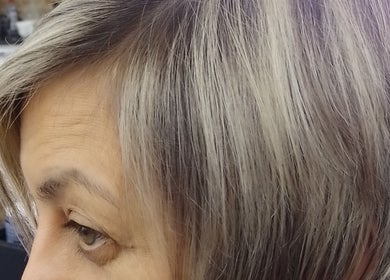 Corte de cabelo loiro em destaque no C Furlan Hair Concept, Sorocaba, São Paulo, BR, mostrando estilo e sofisticação.