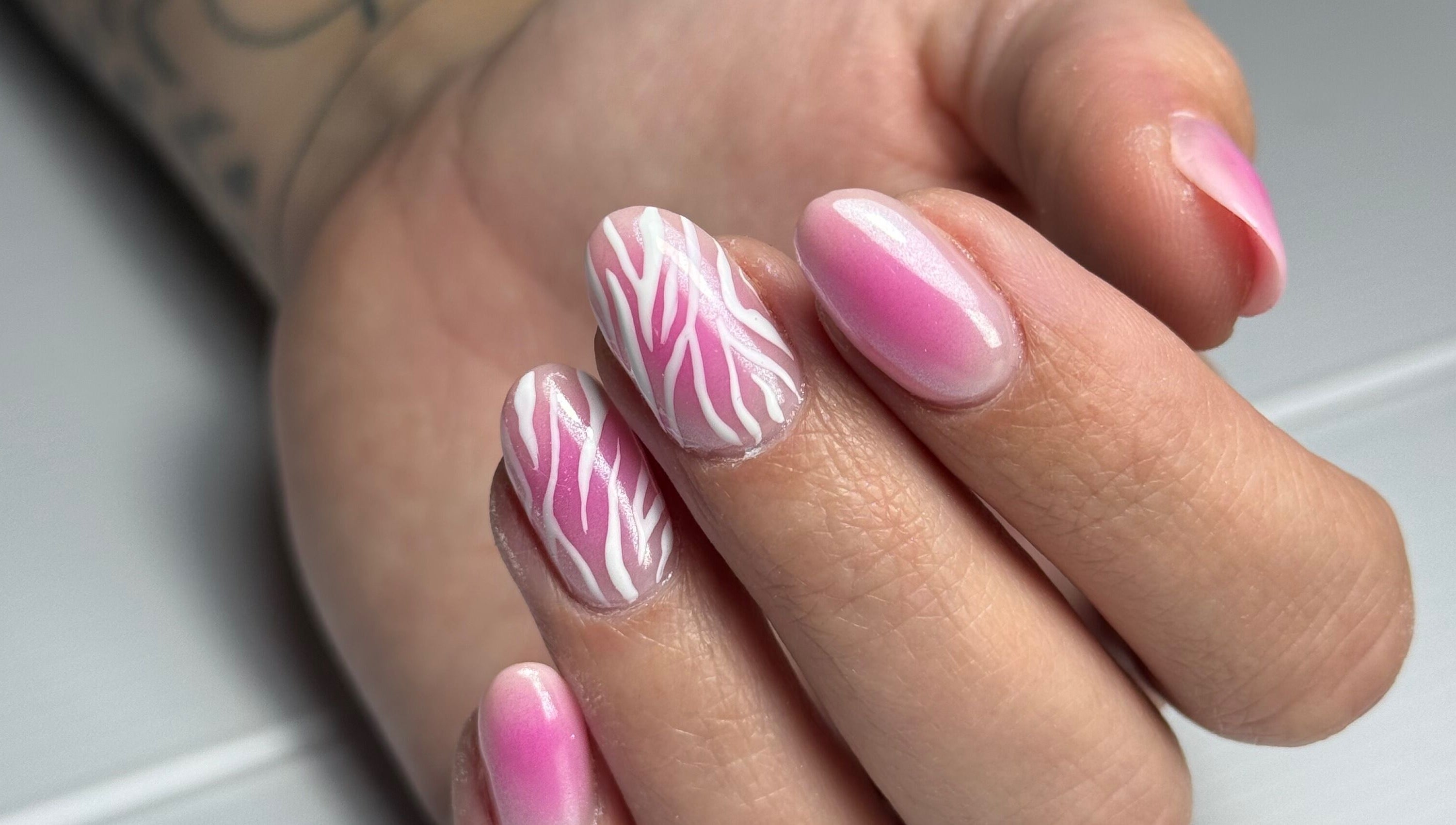 Nail art rose et blanc à Your Nails and I, Tassin-la-demi-lune, Auvergne-rhône-alpes, FR.