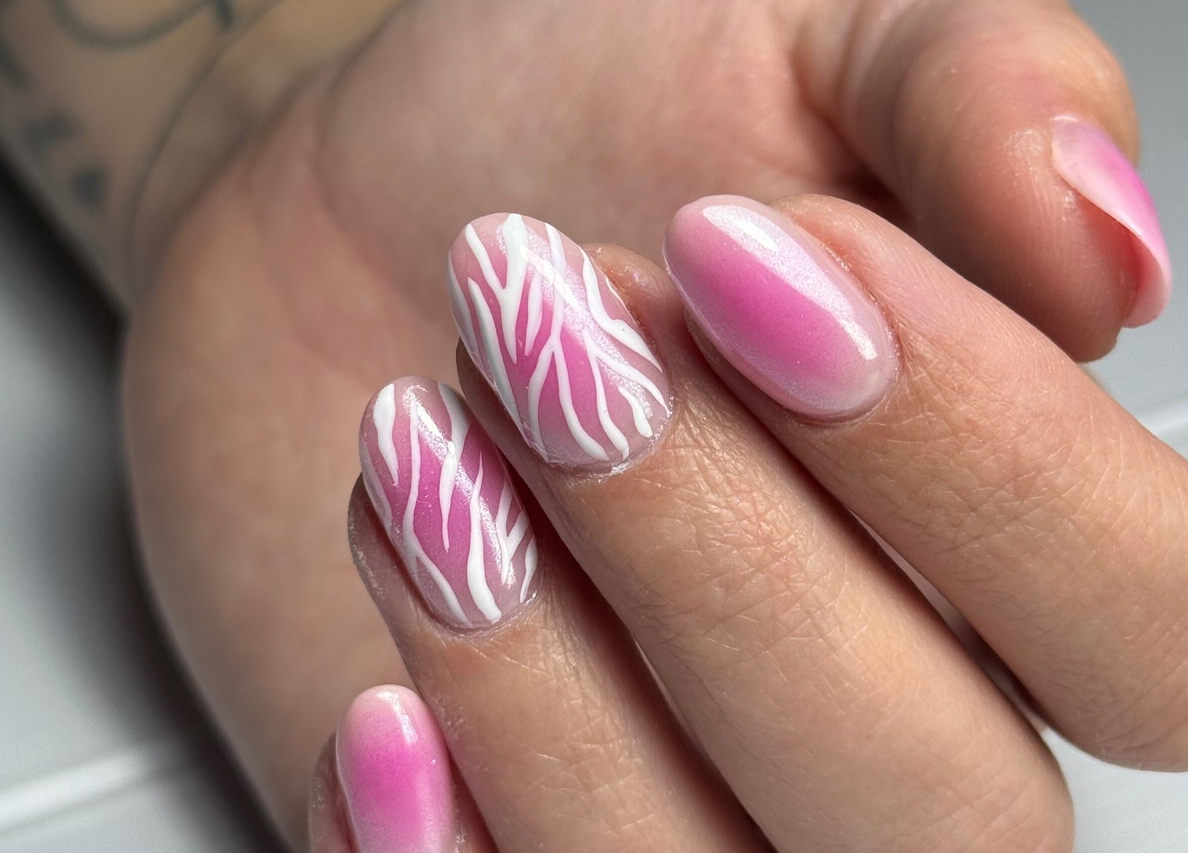 Nail art rose et blanc à Your Nails and I, Tassin-la-demi-lune, Auvergne-rhône-alpes, FR.