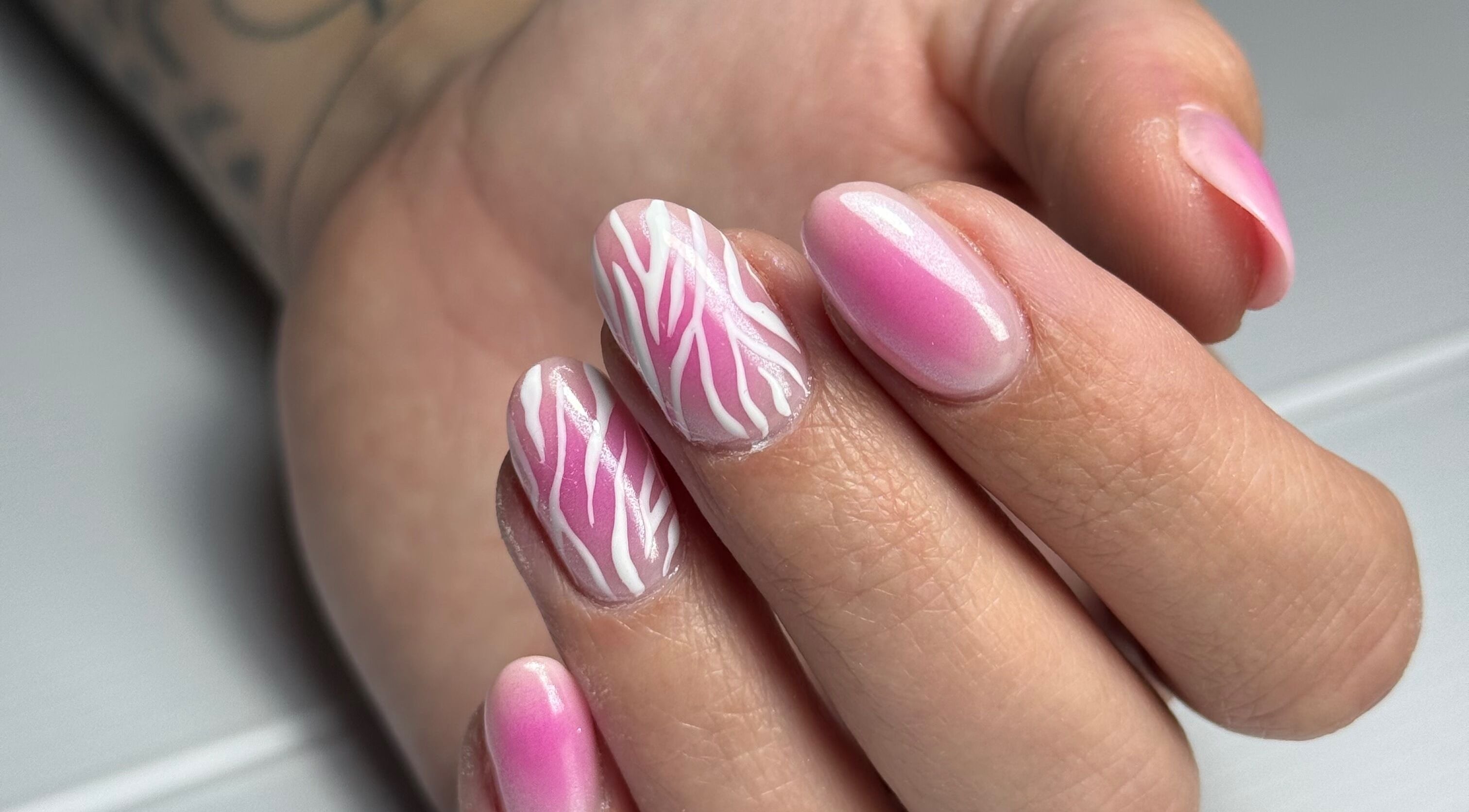 Nail art rose et blanc à Your Nails and I, Tassin-la-demi-lune, Auvergne-rhône-alpes, FR.