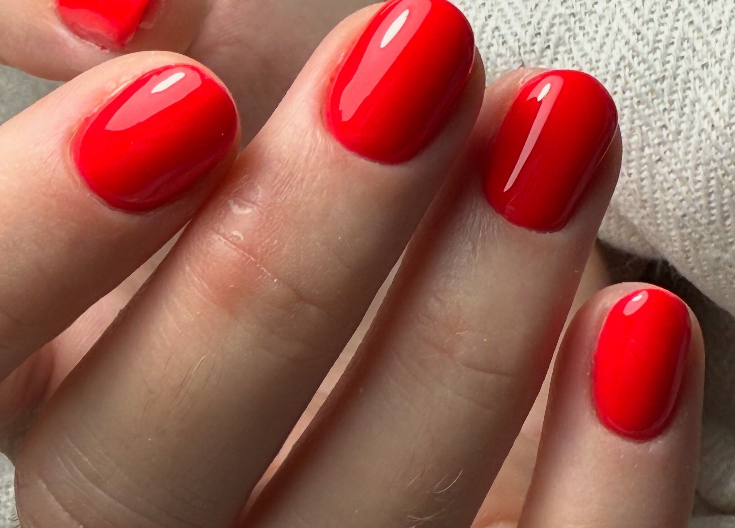 Manucure rouge vif chez Your Nails and I, Tassin-la-demi-lune, Auvergne-rhône-alpes, FR.