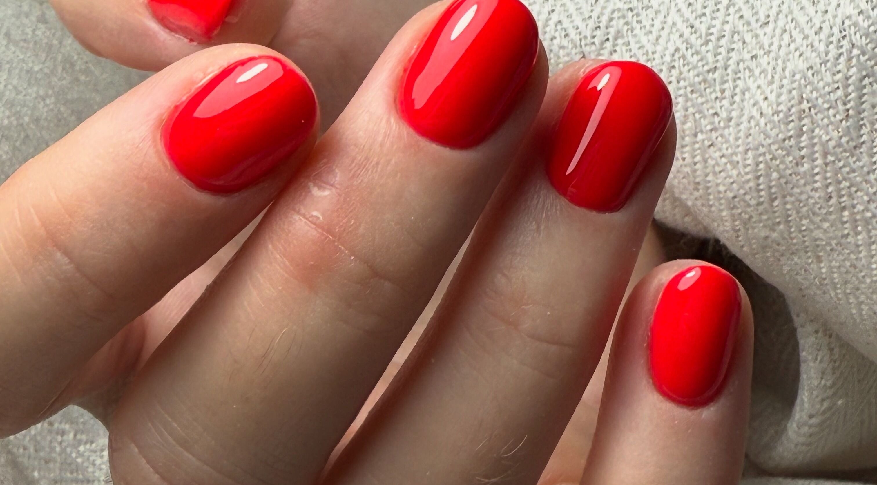 Manucure rouge vif chez Your Nails and I, Tassin-la-demi-lune, Auvergne-rhône-alpes, FR.