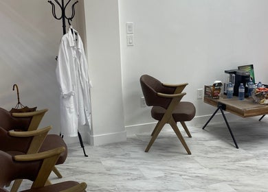 Inviting waiting area at Dr. Ina Zhou, Coquitlam, British Columbia, CA with chairs and refreshments.