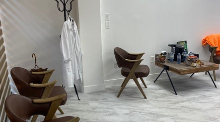 Inviting waiting area at Dr. Ina Zhou, Coquitlam, British Columbia, CA with chairs and refreshments.