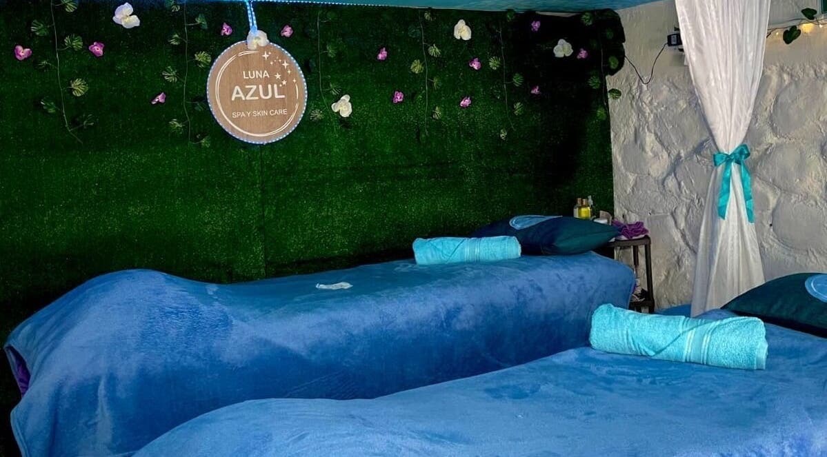 Double massage beds at LUNA AZUL BY PILAR PRIETO in Salento, Quindío, CO, adorned with floral decor.