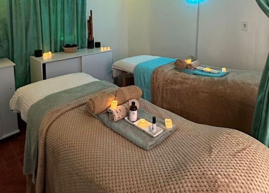 Relaxing spa room at Luna Azul Belleza Total By Pilar Prieto in Salento, Quindío, CO with two massage beds.