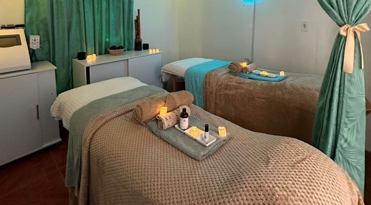 Relaxing spa room at Luna Azul Belleza Total By Pilar Prieto in Salento, Quindío, CO with two massage beds.