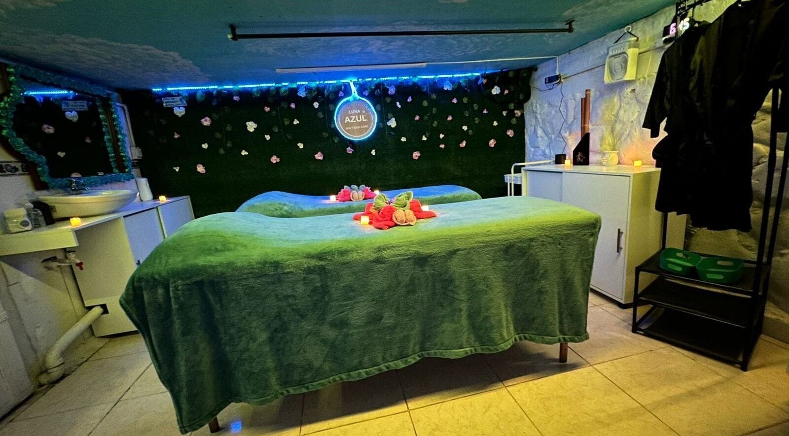 Relaxing spa room at Luna Azul Belleza Total By Pilar Prieto in Salento, Quindío, CO with green decor and massage tables.