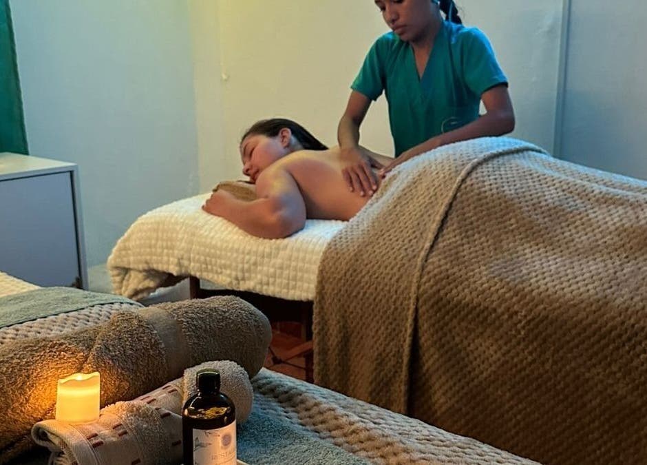 Relaxing massage at Luna Azul Belleza Total By Pilar Prieto in Salento, Quindío, CO, with candles and oils.