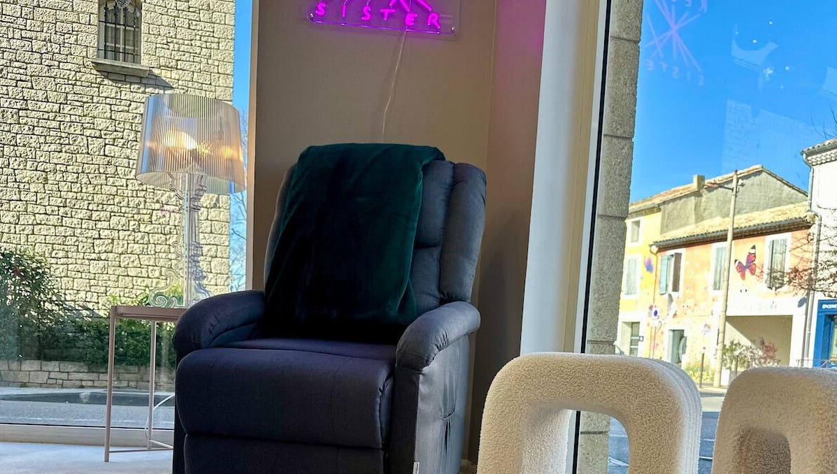 Fauteuil élégant chez Madame E, Monteux, Provence-alpes-côte D'azur, FR, idéal pour détente et soins beauté.