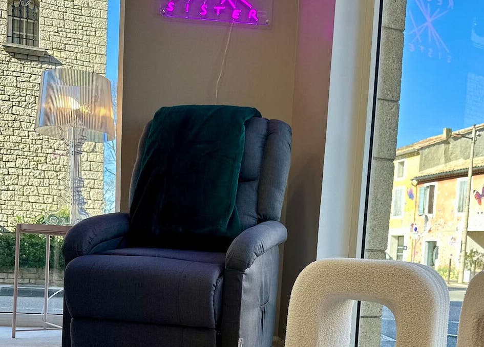 Fauteuil élégant chez Madame E, Monteux, Provence-alpes-côte D'azur, FR, idéal pour détente et soins beauté.