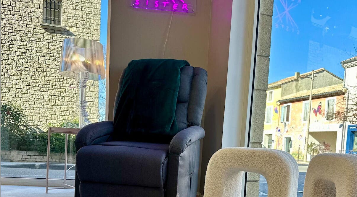 Fauteuil élégant chez Madame E, Monteux, Provence-alpes-côte D'azur, FR, idéal pour détente et soins beauté.