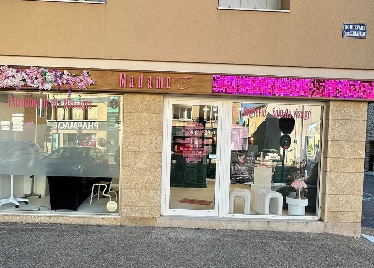 Entrée de Madame E, un salon de beauté à Monteux, Provence-alpes-côte D'azur, FR, avec façade fleurie.