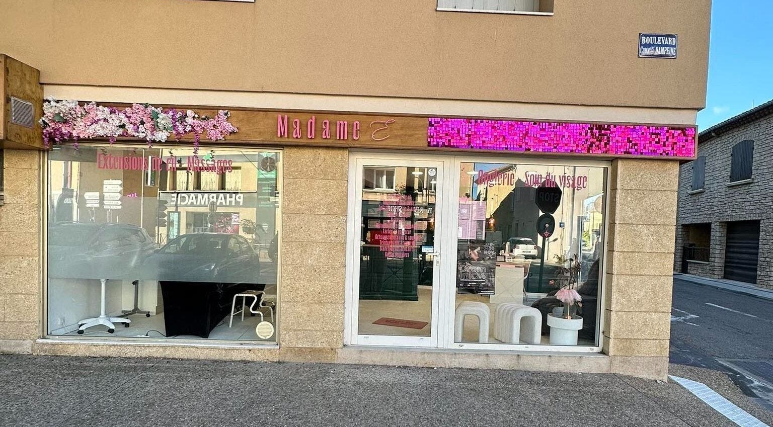 Entrée de Madame E, un salon de beauté à Monteux, Provence-alpes-côte D'azur, FR, avec façade fleurie.