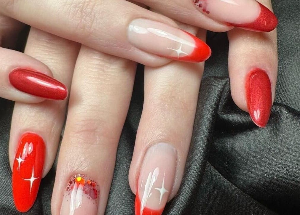 Manucure rouge élégante à Madame E, Monteux, Provence-alpes-côte D'azur, FR.