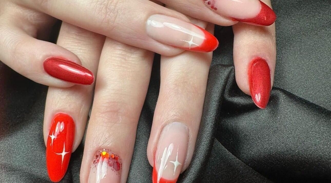 Manucure rouge élégante à Madame E, Monteux, Provence-alpes-côte D'azur, FR.