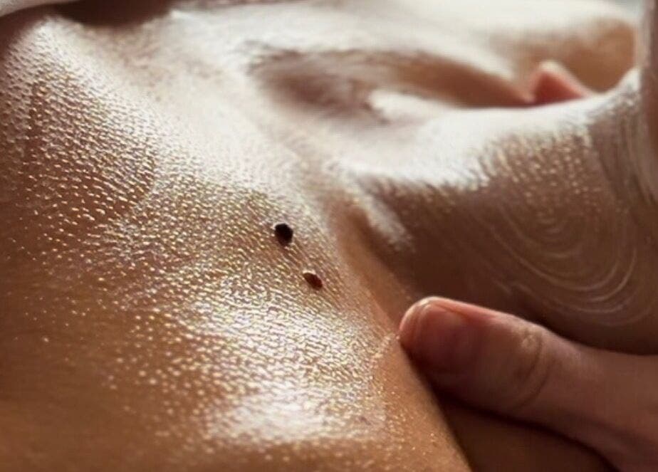 Relaxing massage session at Adeline Peillet, Pause Studio - Leyton E11, London, England, GB.