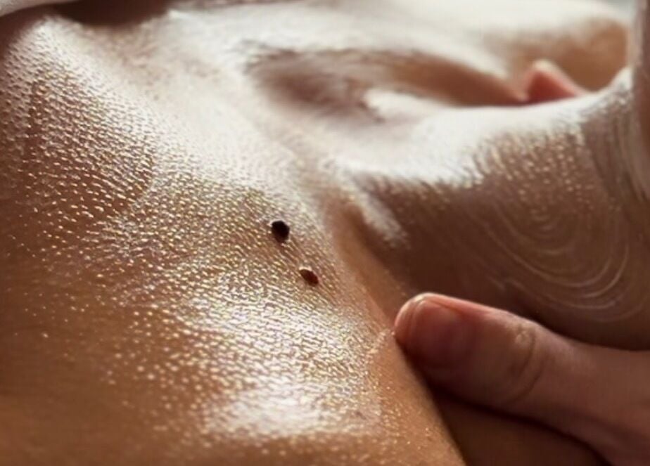 Relaxing massage session at Adeline Peillet, Pause Studio - Leyton E11, London, England, GB.