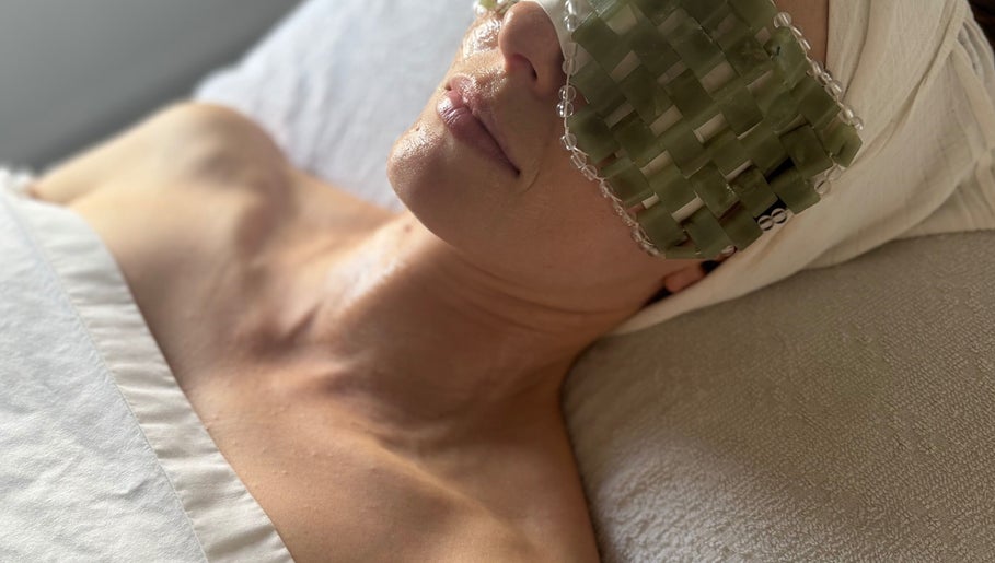 Relaxing spa treatment at Adeline Peillet, Move Studio - Bow E3, London, GB. Luxurious wellness experience.