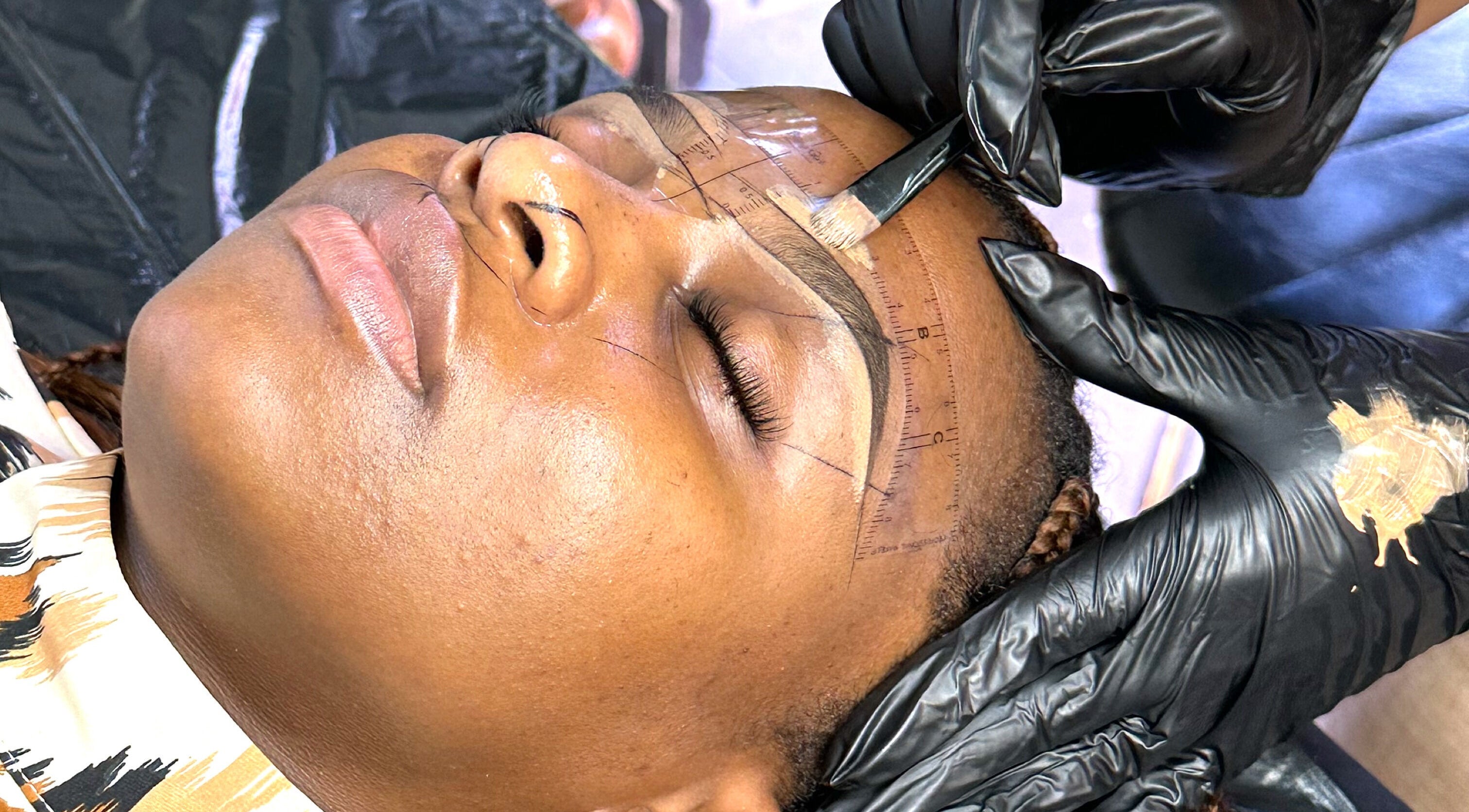 Eyebrow shaping at Oh’thentic Beauty in Sandton, Gauteng, ZA. Precision and artistry in beauty care.