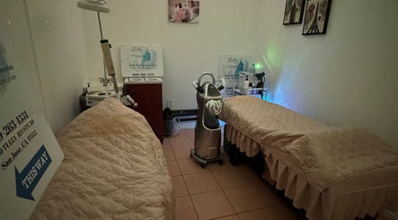 Cozy spa room at Silky Headspa, San Jose, California, US with massage tables and soft lighting.