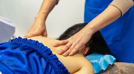 Therapist giving soothing massage at Silky Headspa in San Jose, California, US for relaxation.