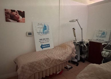 Relaxing treatment room at Silky Headspa, San Jose, California, US. Cozy beds and advanced beauty equipment.