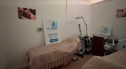 Luxurious treatment room at Silky Headspa, San Jose, California, US showcasing a relaxing ambiance.