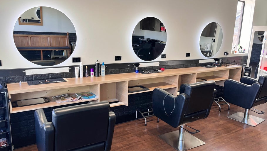 Divine Hair and Beauty Salon afbeelding 1