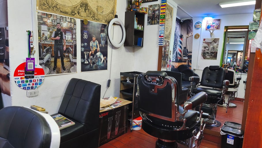 Interior de Relp Barber en Cusco, Cuzco, PE, mostrando sillas de barbero y decoración moderna.