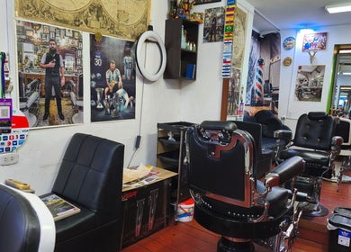 Interior de Relp Barber en Cusco, Cuzco, PE, mostrando sillas de barbero y decoración moderna.