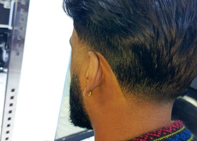 Estilo de corte en Relp Barber, Cusco, Cuzco, PE, mostrando un peinado a la moda.