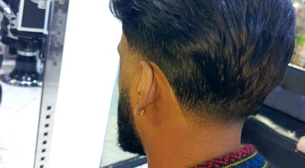 Estilo de corte en Relp Barber, Cusco, Cuzco, PE, mostrando un peinado a la moda.