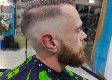 Corte de cabello impecable en Relp Barber, Cusco, Cuzco, PE, con atención a detalles de estilo moderno.